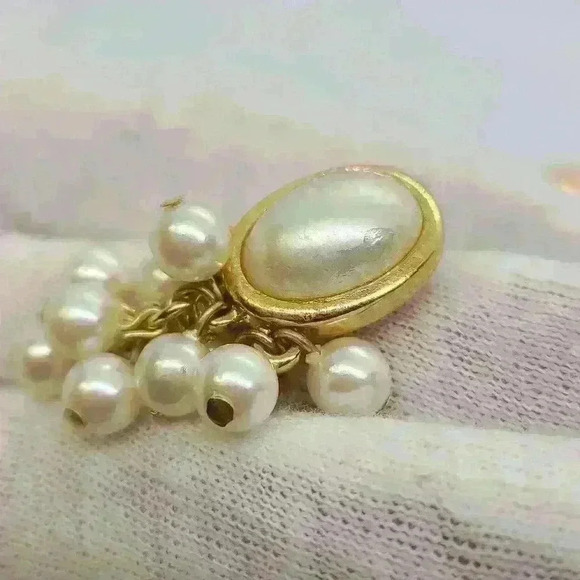Vintage KJL and LC gold tone with pearl like clip-on earrings set - Picture 11 of 16